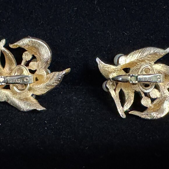 Vintage Crown Trifari Brushed Gold Tone Floral Brooch & Earrings Faux  Pearls - Picture 11 of 14